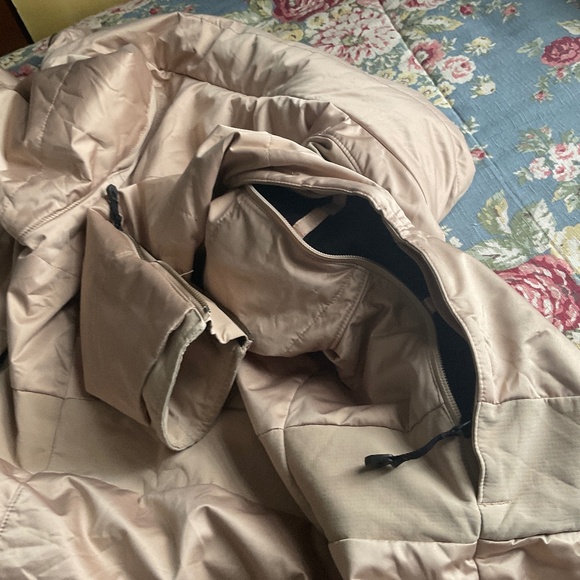 Oakley ski and/or boarding winter coat size Large Champagne color - Picture 16 of 16